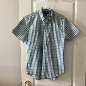 Men’s Tommy Hilfiger Short-Sleeve Shirt. Size medium.  B4